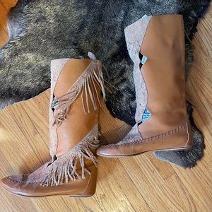 Fringe moccasin boots